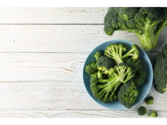 Cena un plato de brócoli<br/>Sus glucosinolatos estimulan el antioxidante glutatión y ayudan al hígado a eliminar el exceso de estrógenos.<br/>