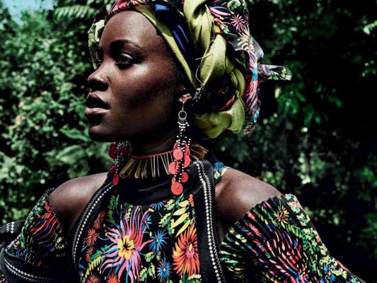 Estampado sobre estampado, el estilo trenzado en textiles de colores con volumen, a la altura de la frente, ha sido uno de los más gustados, para la sesión de fotografías de Vogue de octubre