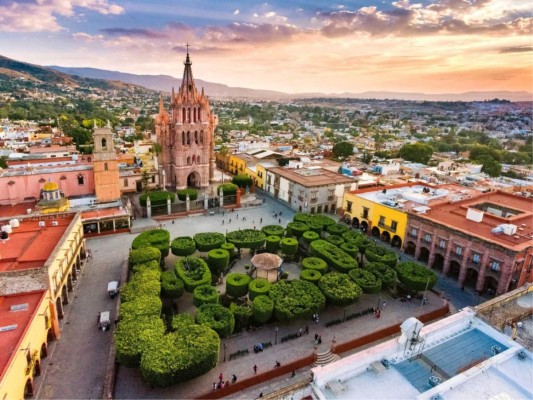 San Miguel de Allende, México<br/>Ubicada en el centro de México, con temática cultural de las colonias españolas, un lugar ideal para vacacionar en la temporada navideña.<br/>