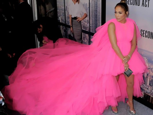 Maravilloso, Sorprendente y Atrevido, así fue el vestido Rosa de JLo, que deslumbró en la presentación de la película Second Act