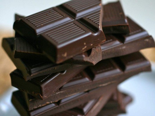 Chocolate oscuro. Su alta concentración de flavonoides antioxidantes reduce la inflamación de la piel causada por la exposición a la luz UV. Además, aumenta la circulación en la piel y mejora su capacidad para retener la humedad, reduciendo la aparición de arrugas.