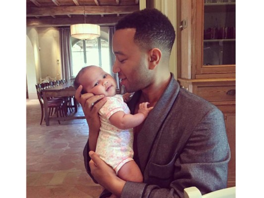 John Legend recientemente le dió la bienvenida junto a su esposa a Luna, su primer hija y desde entonces ella se ha convertido en el centro de atención para el popular artista