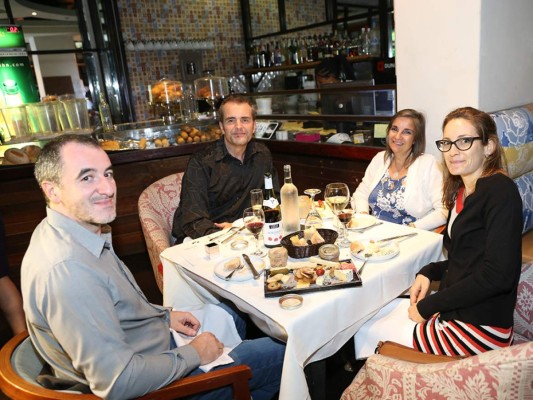 Celebración de la vendimia de Francia en Arno Bistró Café Francais