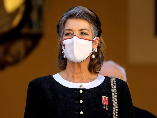 La princesa Carolina, de 63 años, lució con orgullo su melena con toques plateados por las canas (Photo by Valery HACHE / POOL / AFP)