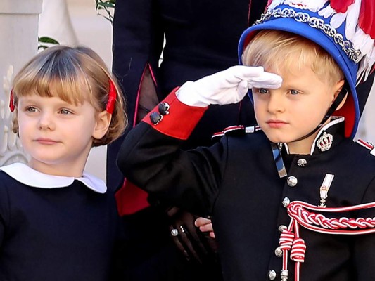 Los príncipes Gabriella y Jacques mostraron un comportamiento impecable durante la ceremonia (Photo by Valery HACHE / AFP)