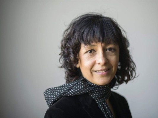 Emmanuelle Charpentier<br/>Junto con su colega Doudna, la microbióloga y química francesa fue galardonada con el premio Nobel de Química por su participación en el descubrimiento de un método de edición genética que consta en cambiar el ADN de los animales, plantas y microrganismos con resultados precisos.<br/>