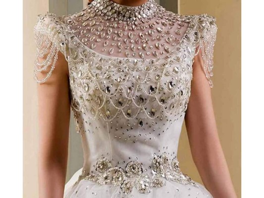 Vestido de boda de diamante: 12 millones de dólares.<br/>El diseñador Renee Strauss presentó uno de los vestidos más caros del mundo en Ritz-Carlton Marina del Ray, después de escuchar este dato no vas a poder ni cerrar la boca; Está lleno de diamantes de 150 quilates.<br/>