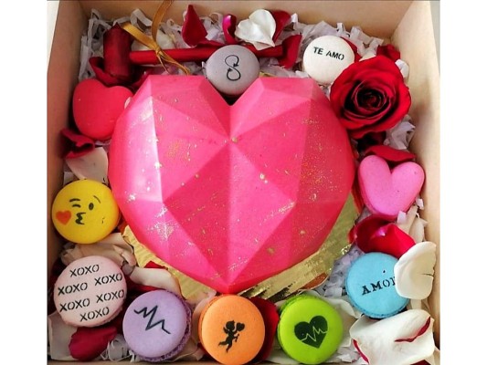 ¡Una dulce sorpresa! Al romper este corazón de chocolate encontrarás en su interior una exquisita variedad de macarons by @lepetitmacaronhn