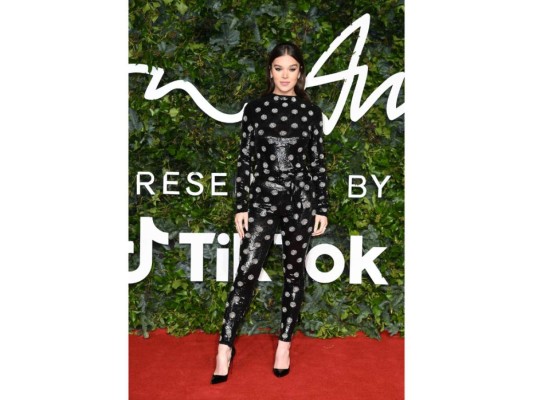 Hailee Steinfield en Richard Quinn.