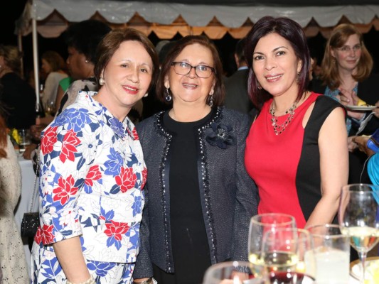 Recepción para despedir al embajador James Nealon