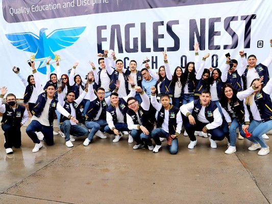 Una mañana con mucho entusiasmo y alegría disfrutaron la clase 2022 de la Eagles Nest School, quienes con una sorprendente entrada a la escuela dieron inicio a su último año escolar. Las risas, fotos y lindos recuerdos fueron parte de la celebración. Fotos Héctor Hernández