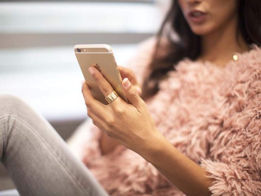 #6 Demasiado obsesionada con los electrónicos. Si le prestas más atención a tu celular que a tu pareja, él o ella no estarán felices. Debes vivir el momento y escucharle cuando hablas en vez de ser negligente hacia tu relación.