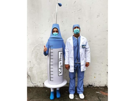 Katy Perry como una vacuna y Orlando Bloom como un doctor.
