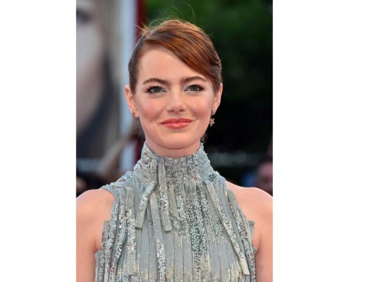 La actriz Emma Stone brilla en la primer alfombra roja del Festival de Venecia