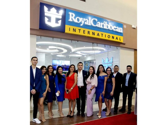 Brindis por la primera oficina de Royal Caribbean