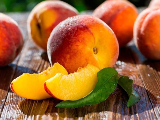 Melocotón<br/> La cantidad de agua en esta fruta la hace muy refrescante. Además de esto, está relacionada con la vitamina A que favorece el aspecto de la piel.