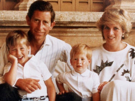 La familia real mantuvo su imagen feliz hasta 1992, cuando estalló el conflicto matrimonial