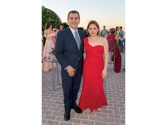 Eduardo Interiano y Lucía Chicas celebran boda a la orilla del mar   