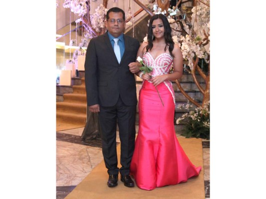 Destacado desfile de padres y seniors de la Elvel School