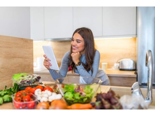 Infórmate: Procura investigar sobre los beneficios que obtendrás al comenzar con una alimentación vegana.