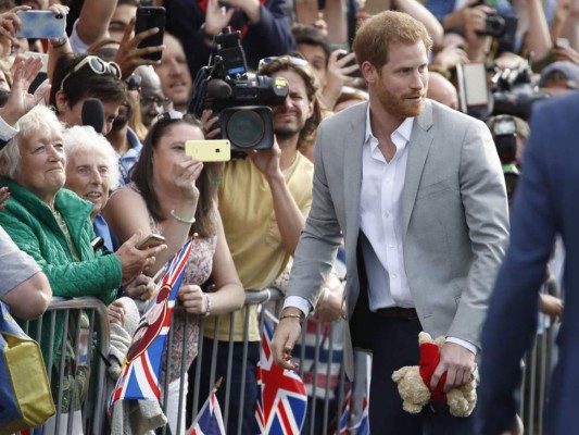 Harry y William saludan a la multitud afuera del Castillo de Windsor