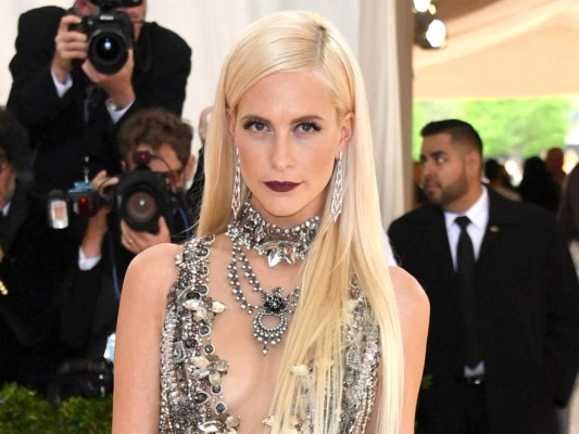 Poppy Delevingne. El efecto drama fue cumplido en su totalidad. Poppy Delevingne no solo fue una de las mejores vestidas de la gala sino que además llevó un toque metálico futurista en los ojos con las labios intensos al más puro estilo del Old Hollywood.