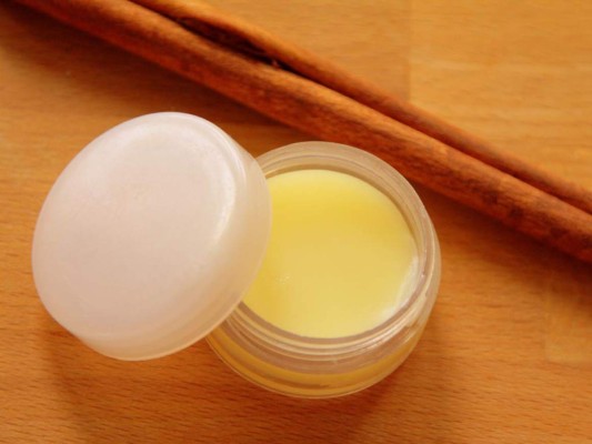 Engrosa tus labios. La canela abre los vasos sanguíneos en tus labios haciéndolos ver más llenos. Mezcla la canela, cera de abeja y vainilla. Aplícalo en los labios y déjalo reposar por 10 minutos y luego remuévelo con agua tibia.
