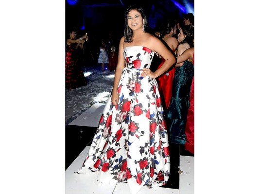 Look de las graduadas de la Escuela Internacional Sampedrana.