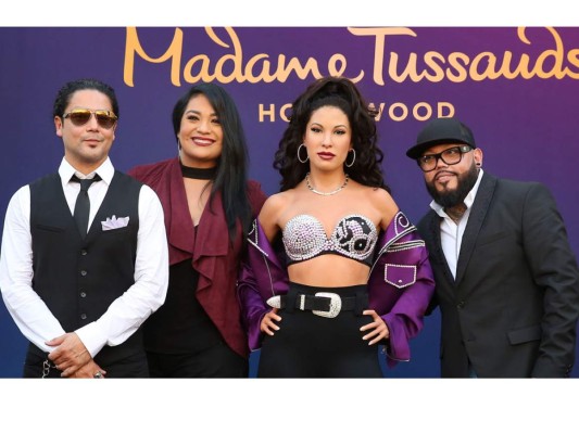 Selena y Los Dinos fue la banda en la que la cantante inició su carrera cuando era una niña en 1975. Fundada por su padre Abraham Quintanilla, la agrupación fue mundialmente reconocida y tiene sus propios bustos de cera en el museo de Madame Tussauds de Hollywood