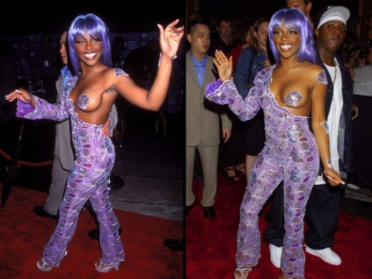 ¿No creen que este traje de una pieza, sin una manga, hace parecer a Lil Kim como una sirena? Este atuendo de 1999 inspiró a muchas artistas en los años siguientes.
