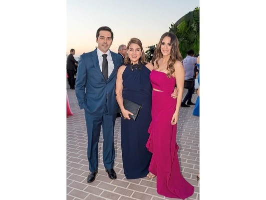 Eduardo Interiano y Lucía Chicas celebran boda a la orilla del mar   