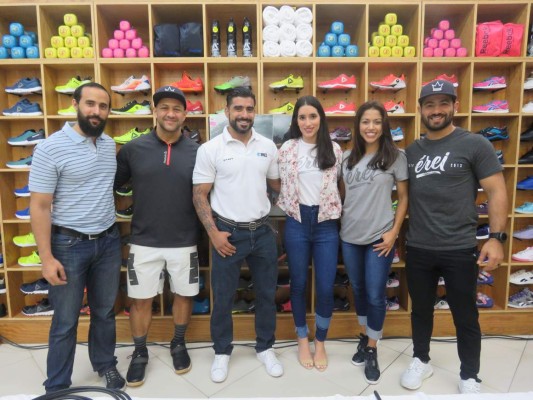 El team Érei René Matamoros, Joel Bran, Mike Alfaro, Natalia Fonseca de Lloyd, Nora Erazo y John Paull Lloyd durante el lanzamiento