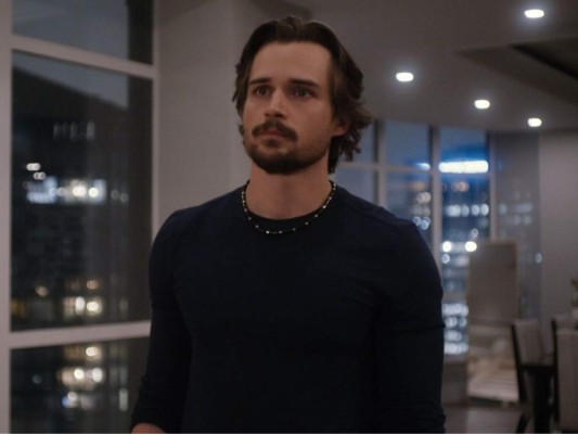 Jon-Michael Ecker<br/>Prepárate para tener un nuevo crush porque, en nuestras razones, no podía faltar el actor brasileño-Americano Jon-Michael Ecker, quien interpreta a Max, el atractivo paramédico del que se enamora Tully.<br/>