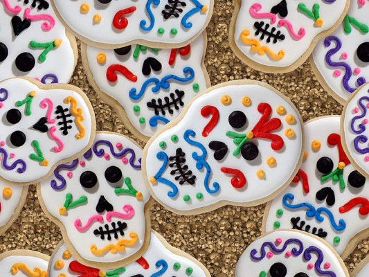 Galletas de calavera<br/>Adorna tu cocina en este halloween y deleita el paladar de tus invitados con estas galletas que están para morirse de deliciosas.<br/>Ingredientes:<br/>1 taza de glaseado para la decoración, 6 cuhcaradas de miel de maíz o jarabe, colorantes artificiales, 6 cucharadas de leche para el glaseado,1/2 kilo de azúcar, 3 tazas de harina, moldes para cortar galletas en forma de calavera, 1 cucharadita de extracto de vainilla, ½ cucharadita de polvo para hornear, 1 huevo, 1 taza de mantequilla sn sal y 6 cuhcaradas de azúcar glass<br/>