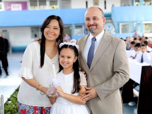 Estudiantes de Macris School realizan su primera comunión