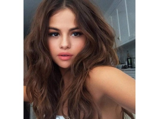 Wild! Este selfie publicado en Instagram es de las fotos más famosos de la cantante. Aquí la vemos con sus características ondas sueltas y cabello voluminoso, un look que ha copiado más de una.