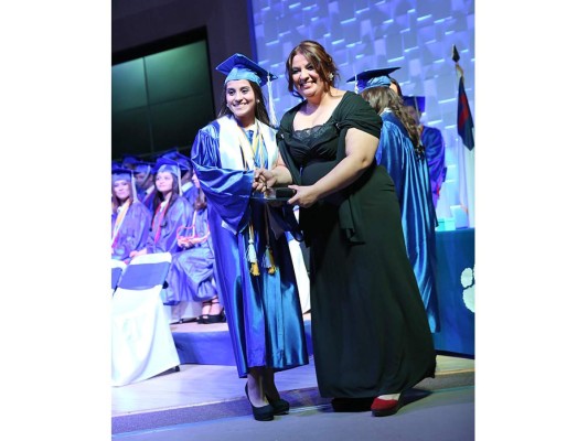 Emocionante noche de graduación de la International School