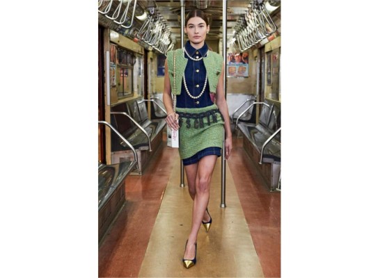 Moschino presentó su colección pre-fall 2020 en un vagón del metro de Nueva York