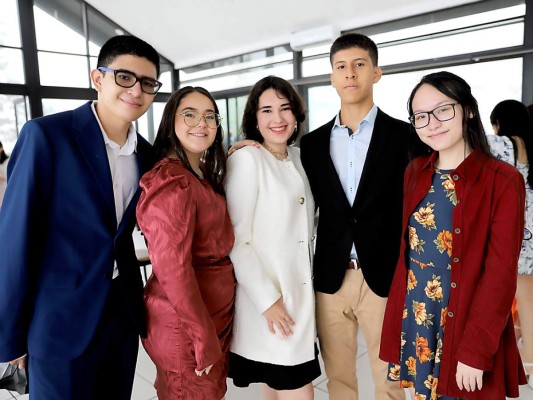 Eduardo Sierra, Tania Álvarez, Marcela Tovar, Andrés Mejía y Eva Yan
