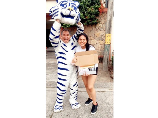Adriana Boquín al momento de recibir su kit de graduación