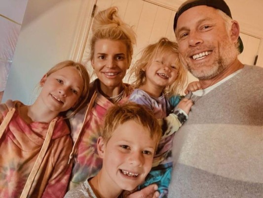 Jessica Simpson<br/> Además de su fotografía, escribió ''Él ha resucitado y nosotros también''.<br/>