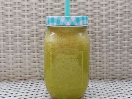 Jugo de espinacas, apio y manzana<br/>Este es uno de los mejores jugos para la anemia porque posee grandes cantidades de hierro aportadas por las espinacas y el apio. Dicha dosis está lista para ser absorbida por el organismo y darle un máximo aprovechamiento. Además, esta bebida ayudará a fortalecer el sistema inmune, disminuir la inflamación y regular la presión arterial, el colesterol y los niveles de azúcar, entre otros. Es recomendable consumirlo durante el desayuno.<br/>