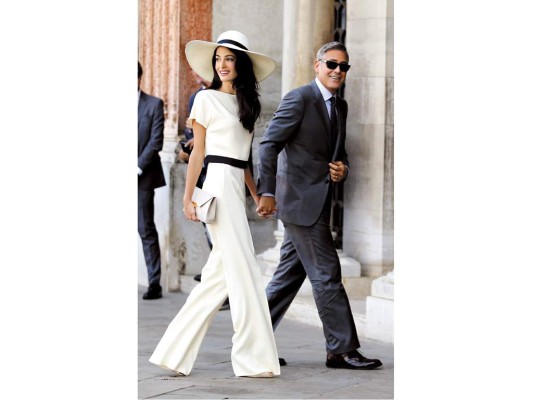 Power couple. La pareja el día de su boda civil en el Palacio Cavalli en Venecia. En un guiño a la modernidad decidió usar total white look by Stella McCartney