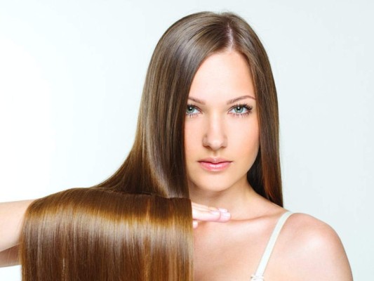 Después de plancharte demasiado el pelo, colocarte un tinte o exponerlo a cualquier tratamiento fallido es normal que nuestra melena sufra daños, es por eso que, aquí te compartimos una lista de las vitaminas que te ayudarán a lucir un cabello brillante y fuerte.