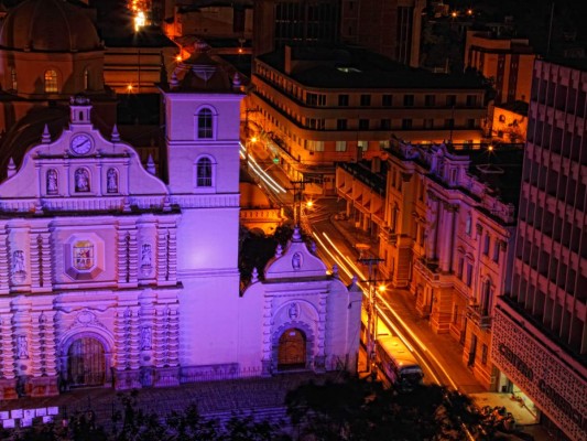 Tegucigalpa o Tegus como todos la llaman, tiene sus inicios en el siglo XVI. En su pasado pesan sus orígenes coloniales y mineros. De ese pasado español quedan dos joyas arquitectónicas que debes ver y una iglesia contemporánea, que alberga la peregrinación más grande de creyentes en Honduras.