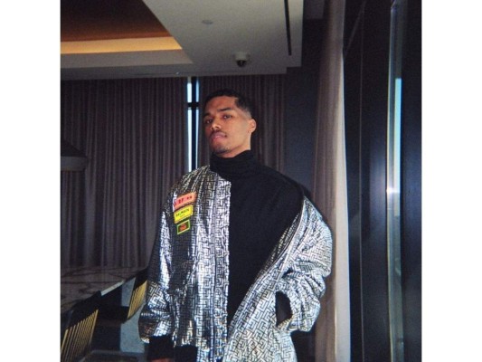 Rome Flynn: El atractivo actor estadounidense conocido por su rol en How to get away with murder también posó para Balmain desde la comodidad de su casa.