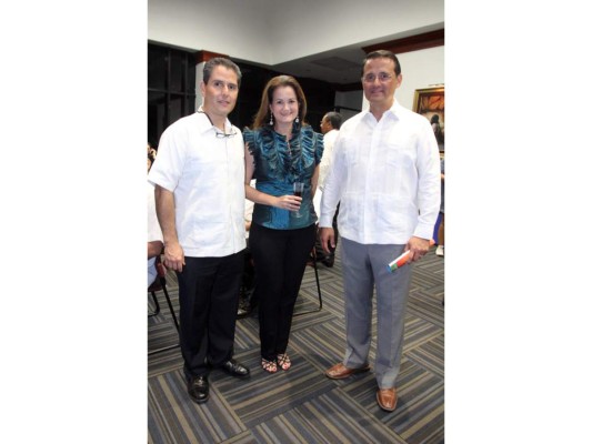 Jorge Bueso y Napoleón Larach reciben galardón