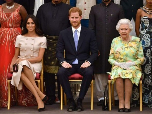 Conocer a la reina Isabel<br/>Para Meghan conocer a la reina no se refería al título sino a la abuela de su futuro marido; al mismo tiempo pensaba que las reverencias se hacían frente al público nada más. ''No tenía mucha ansiedad de conocer a la reina. Tuve que practicar la reverencia dentro del auto'', agregó.<br/>