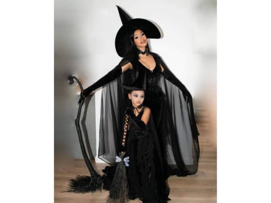 Cardi B y Kulture disfrazadas de brujas.