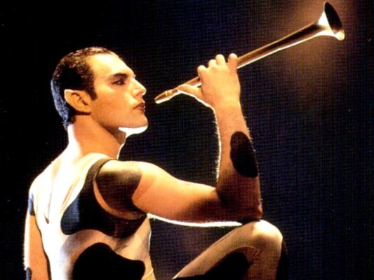 11) Freddie solía disfrazar a la Princesa Diana como hombre para poder salir juntos